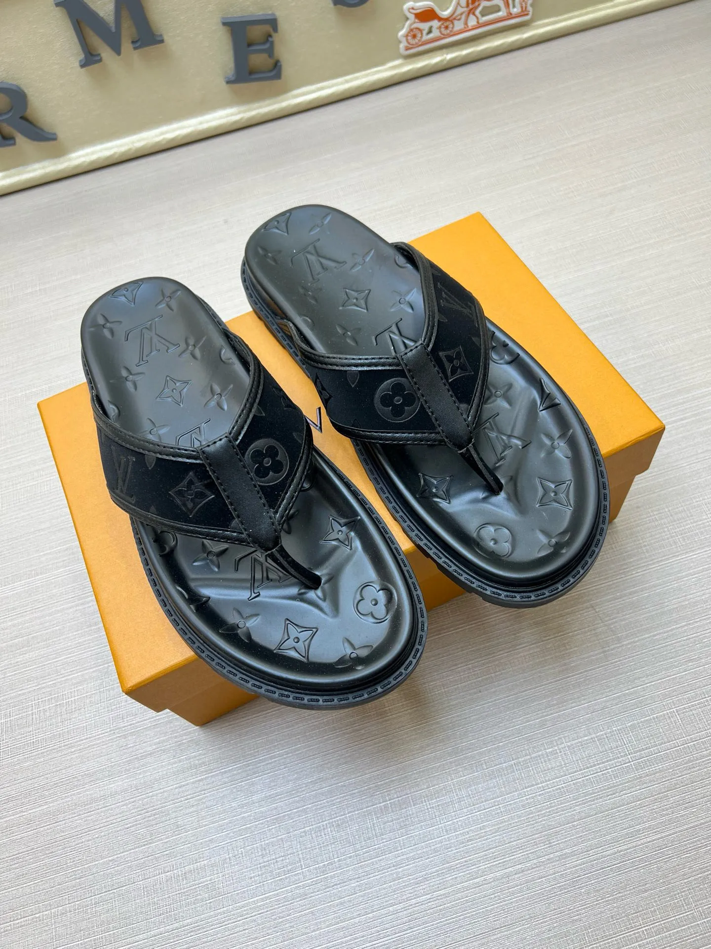 P270🏆Louis Vuitton 🏆[Louis Vuitton] Spring/Summer 2025 [Men's Flip Flops] 🎯🎯As an active family in the fashion industry ⭐ Lv is characterized by bold innovation ⚡Create this casual business style for Chinese fashionable men ✨The fabric is made of imported high-grade cowhide 🔥 Clean and neat ⚡Fashionable and elegant🌹Breathable, sweat-absorbent and deodorant👈So luxurious, high-end and domineering. 👍Must be sold if you repost the picture. Number of yards: 38--46. Color: 🎉 For large quantities. Welcome to repost.